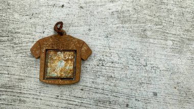 Üzerinde Hong Kong yazan paslı bir tişört zinciri.