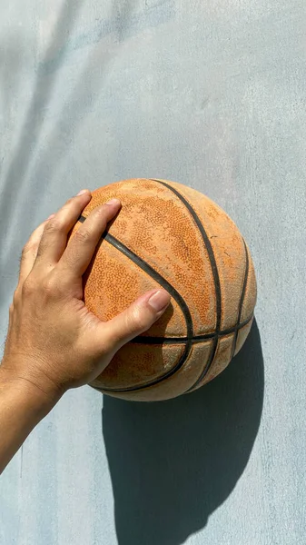 Basketbol topu erkeğin elinden tutuldu. 