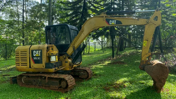 İnşaat bittikten sonra kazıcı bir yerleşim parkına park etmiş..