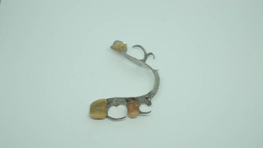 Beyaz arkaplanda izole edilmiş takma dişler veya çıkarılabilir takma dişler