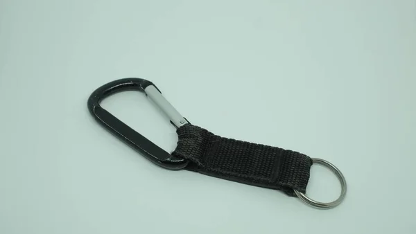 Karabinalı anahtarlık beyaz arkaplanda izole edildi