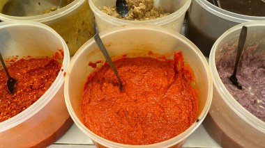 Ginger, sarımsak, soğan ve kırmızı soğan. Kovadaki temel Endonezya baharatları. 