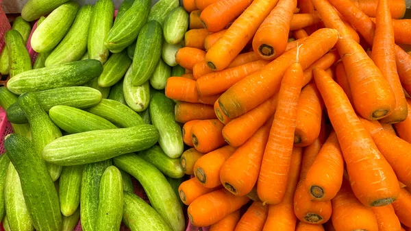 Stapel Karotten Und Gurken Zum Verkauf Auf Einem Markt — Stockfoto