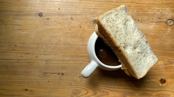 Kubek Czarnej Kawy Kawałek Chleba Drewnianym Stole Śniadanie — Zdjęcie stockowe