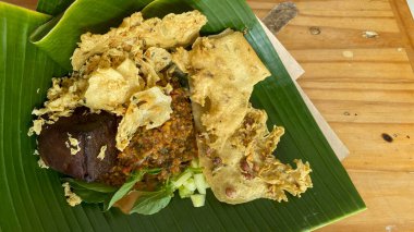 Tipik Endonezya geleneksel sebze salatası olan 