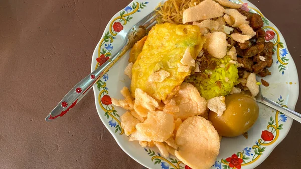 黄米是一种典型的印尼食品 Nasi Kuning 这道菜是用米饭和姜黄椰浆调料一起烹调而成 并配上各种配菜 — 图库照片