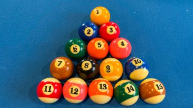 açık mavi masada havuz veya bilardo topları