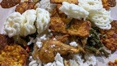 Tipik Endonezya yemeği Nasi liwet. 