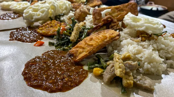 Prato Típico Indonésio Nasi Liwet Liwetan Uma Atividade Comer Juntos — Fotografia de Stock