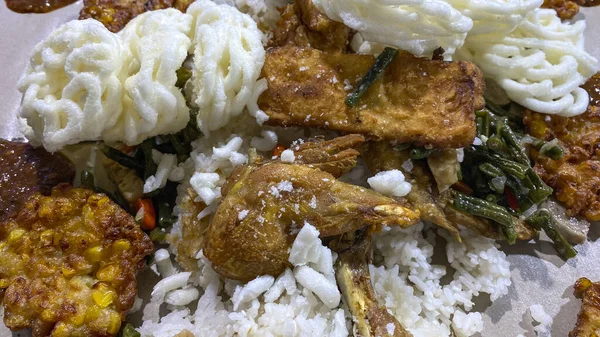 Typowe Indonezyjskie Danie Nasi Liwet Liwetan Aktywność Polegająca Wspólnym Jedzeniu — Zdjęcie stockowe