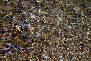 Gel-git havuzunda taşların üzerinden akan su.