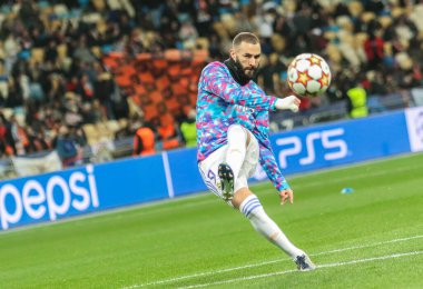 KYIV, UKRAINE - 19 Ekim 2021: Fransız profesyonel futbolcu Karim Benzema, UEFA Şampiyonlar Ligi Shakhtar Real Madrid 'in Olimpiyat Stadyumu' ndaki maçı sırasında