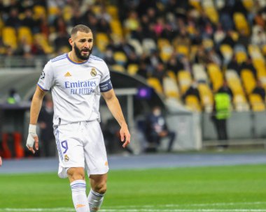 KYIV, UKRAINE - 19 Ekim 2021: Fransız profesyonel futbolcu Karim Benzema, UEFA Şampiyonlar Ligi Shakhtar Real Madrid 'in Olimpiyat Stadyumu' ndaki maçı sırasında
