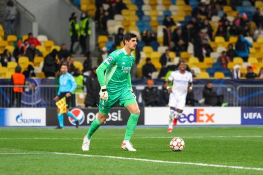 KYIV, UKRAINE - 19 Ekim 2021: Belçikalı profesyonel futbolcu Thibaut Courtois UEFA Şampiyonlar Ligi Shakhtar - Olimpiyat Stadyumu 'nda oynanan Real Madrid