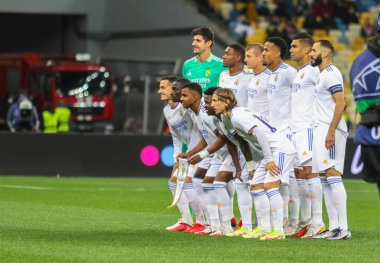 KYIV, UKRAINE - 19 Ekim 2021: UEFA Şampiyonlar Ligi Shakhtar - Olimpiyat Stadyumu 'nda oynanan Real Madrid maçı sırasında FC Real Madrid futbolcuları