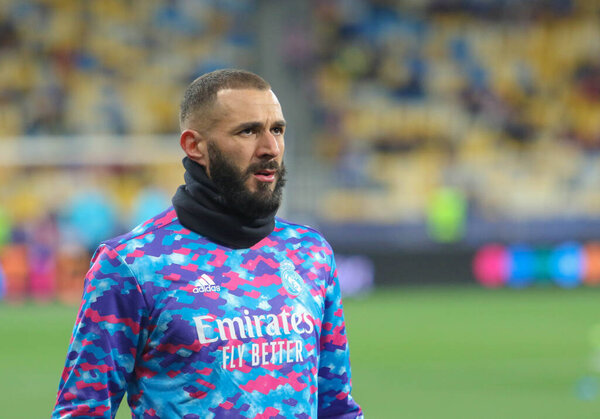 КИЕВ, Украина - 19 октября 2021 года: Французский профессиональный футболист Карим Бензема во время матча Лиги чемпионов УЕФА "Шахтер Реал Мадрид" на Олимпийском стадионе