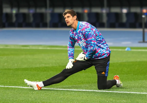 KYIV, UKRAINE - 19 Ekim 2021: Belçikalı profesyonel futbolcu Thibaut Courtois UEFA Şampiyonlar Ligi Shakhtar - Olimpiyat Stadyumu 'nda oynanan Real Madrid