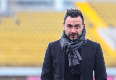 POLTAVA, UKRAINE - 23 Ekim 2021: Ukrayna Futbol Şampiyonası maçında İtalyan teknik direktör Roberto De Zerbi Vorskla - Shakhtar Donetsk