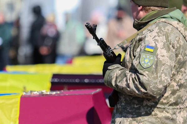 Poltava Ucrânia Março 2022 Caixões Madeira Vermelhos Cobertos Com Bandeiras — Fotografia de Stock
