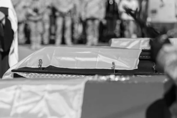 ポルタヴァ ウクライナ 2022年3月17日 葬儀中にウクライナへのロシアの攻撃の犠牲者とウクライナの旗で覆われた赤い木製の棺 — ストック写真