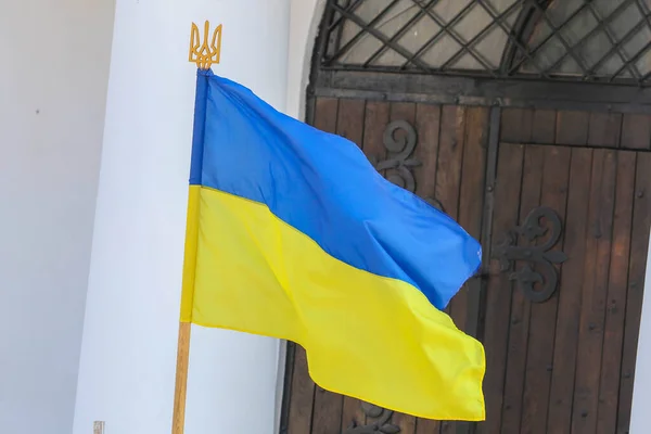 Флагшток Флагом Украины — стоковое фото