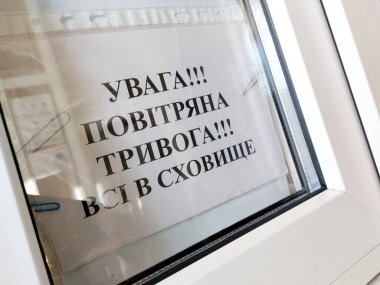 POLTAVA, UKRAINE - Hava alarmındaki yazıt (Dikkat! Hava alarmı! Herkes sığınağa!) Ukraynaca 'da hastanede