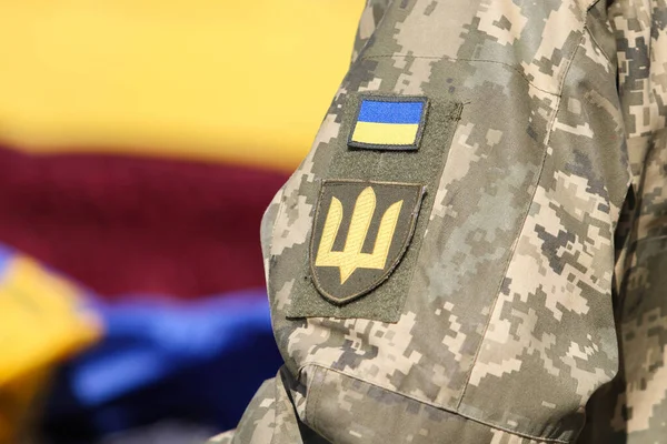 ポルタヴァ ウクライナ 2022年3月24日 ウクライナ軍の兵士の埋葬式中に軍の制服でウクライナ軍のロゴ — ストック写真