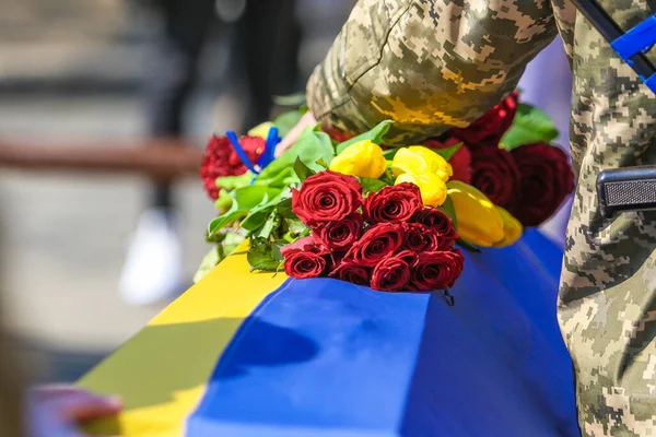 Poltava Ukraine March 2022 Солдат Тримає Квіти Могилі Вкритій Прапором — стокове фото