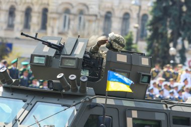 KYIV, UKRAINE - 24 AĞUSTOS 2021: Ukrayna 'nın bağımsızlığının 30. yıldönümü münasebetiyle düzenlenen askeri geçit sırasında Ukrayna Silahlı Kuvvetleri askerleri