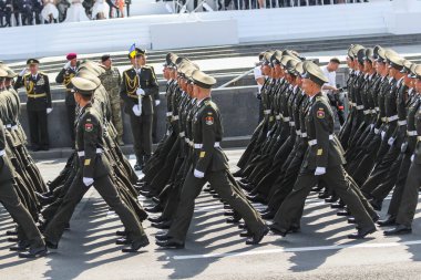 KYIV, UKRAINE - 24 AĞUSTOS 2021: Ukrayna 'nın bağımsızlığının 30. yıldönümü münasebetiyle düzenlenen askeri geçit sırasında Ukrayna Silahlı Kuvvetleri askerleri