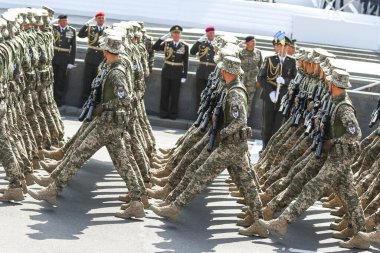 KYIV, UKRAINE - 24 AĞUSTOS 2021: Ukrayna 'nın bağımsızlığının 30. yıldönümü münasebetiyle düzenlenen askeri geçit sırasında Ukrayna Silahlı Kuvvetleri askerleri