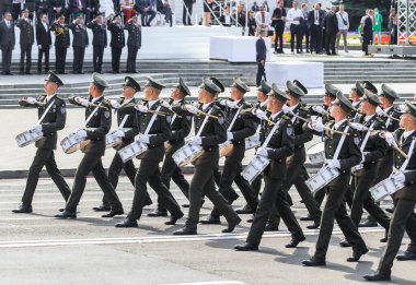 KYIV, UKRAINE - 24 AĞUSTOS 2021: Ukrayna 'nın bağımsızlığının 30. yıldönümü münasebetiyle düzenlenen askeri geçit sırasında Ukrayna Silahlı Kuvvetleri askerleri