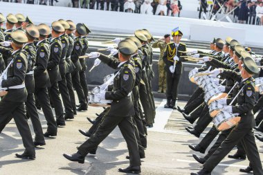KYIV, UKRAINE - 24 AĞUSTOS 2021: Ukrayna 'nın bağımsızlığının 30. yıldönümü münasebetiyle düzenlenen askeri geçit sırasında Ukrayna Silahlı Kuvvetleri askerleri