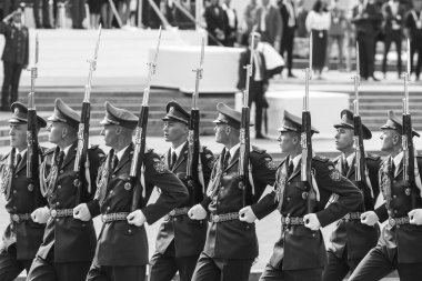 KYIV, UKRAINE - 24 AĞUSTOS 2021: Ukrayna 'nın bağımsızlığının 30. yıldönümü münasebetiyle düzenlenen askeri geçit sırasında Ukrayna Silahlı Kuvvetleri askerleri