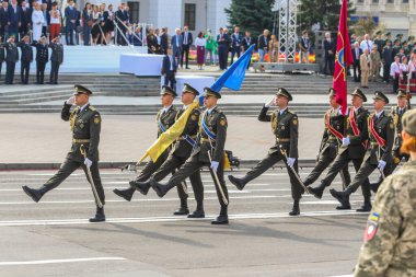 KYIV, UKRAINE - 24 AĞUSTOS 2021: Ukrayna 'nın bağımsızlığının 30. yıldönümü münasebetiyle düzenlenen askeri geçit sırasında Ukrayna Silahlı Kuvvetleri askerleri