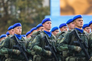 KYIV, UKRAINE - 24 AĞUSTOS 2021: Ukrayna 'nın bağımsızlığının 30. yıldönümü münasebetiyle düzenlenen askeri geçit sırasında Ukrayna Silahlı Kuvvetleri askerleri