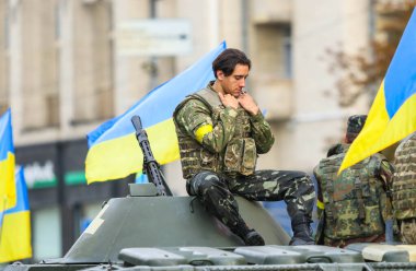 KYIV, UKRAINE - 24 AĞUSTOS 2021: Ukrayna 'nın bağımsızlığının 30. yıldönümü münasebetiyle düzenlenen askeri geçit sırasında Ukrayna Silahlı Kuvvetleri askerleri