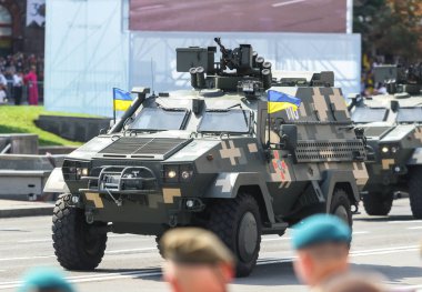 KYIV, UKRAINE - 24 AĞUSTOS 2021: Ukrayna 'nın bağımsızlığının 30. yıldönümü münasebetiyle düzenlenen askeri geçit sırasında Ukrayna Silahlı Kuvvetleri askeri teçhizatı