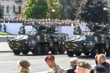KYIV, UKRAINE - 24 AĞUSTOS 2021: Ukrayna 'nın bağımsızlığının 30. yıldönümü münasebetiyle düzenlenen askeri geçit sırasında Ukrayna Silahlı Kuvvetleri askeri teçhizatı