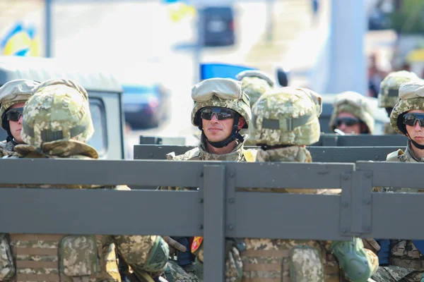 KYIV, UKRAINE - 24 AĞUSTOS 2021: Ukrayna 'nın bağımsızlığının 30. yıldönümü münasebetiyle düzenlenen askeri geçit sırasında Ukrayna Silahlı Kuvvetleri askerleri