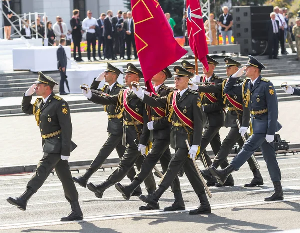 KYIV, UKRAINE - 24 AĞUSTOS 2021: Ukrayna 'nın bağımsızlığının 30. yıldönümü münasebetiyle düzenlenen askeri geçit sırasında Ukrayna Silahlı Kuvvetleri askerleri