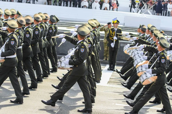 KYIV, UKRAINE - 24 AĞUSTOS 2021: Ukrayna 'nın bağımsızlığının 30. yıldönümü münasebetiyle düzenlenen askeri geçit sırasında Ukrayna Silahlı Kuvvetleri askerleri