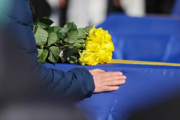 Poltava Ukraine March 2022 Woman Square Grave Mourns Her Son — Stock Photo, Image