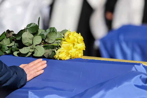 Poltava Ukraine March 2022 Woman Square Grave Mourns Her Son — Stock Photo, Image