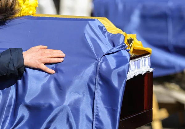 Poltava Ukraine March 2022 Woman Square Grave Mourns Her Son — Stock Photo, Image