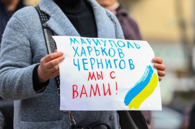 POLTAVA, UKRAINE - 31 Mart 2022: Bir kadın Ukrayna semalarında Ukraynalıların Ukrayna semalarını kapatma eylemleri sırasında gökyüzünün kapatılmasını destekleyen bir poster tutuyor.
