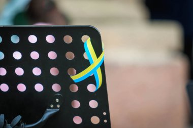 POLTAVA, UKRAINE - 31 Mart 2022: Sarı ve mavi kurdele (Ukrayna 'nın sembolü) Ukraynalıların Ukrayna üzerindeki gökyüzünü Rus uçakları için kapatma eylemleri