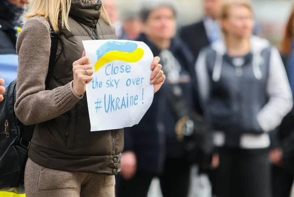 Poltava Ucrânia Março 2022 Uma Mulher Segura Cartaz Apoio Fechamento — Fotografia de Stock