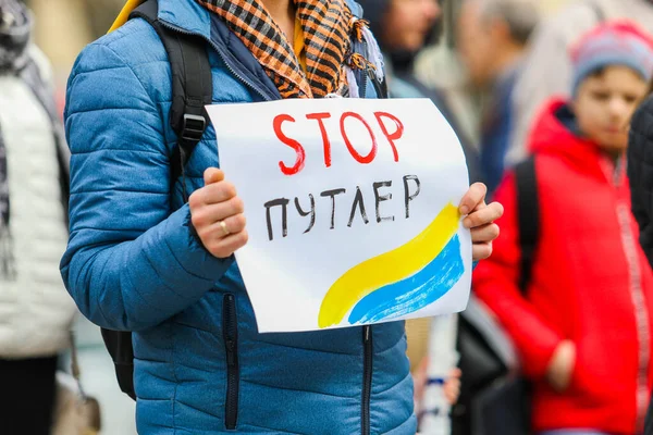 Poltava Ucrânia Março 2022 Homem Segura Cartaz Ucraniano Stop Putin — Fotografia de Stock