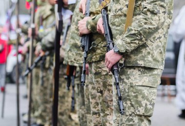 POLTAVA, UKRAINE - 19 Nisan 2022: Silahlı Kuvvetlerin şehit askerlerinin defin töreni sırasında makineli tüfekle Ukrayna ordusu